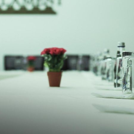 Hotel Parlament Pristina Buitenkant foto