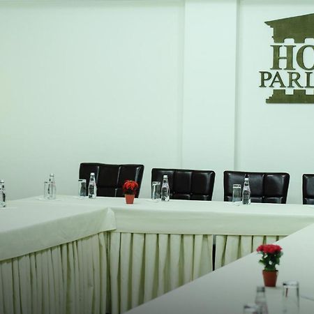Hotel Parlament Pristina Buitenkant foto