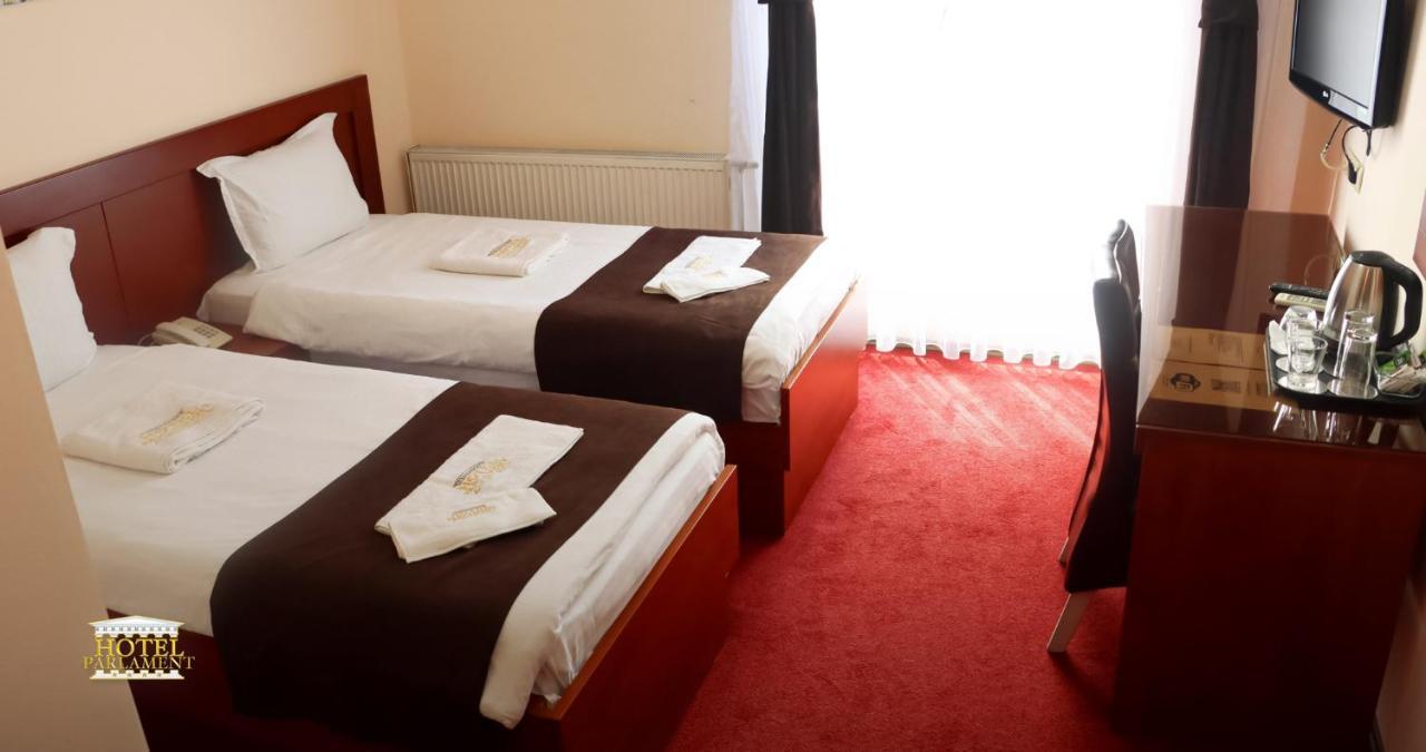 Hotel Parlament Pristina Buitenkant foto