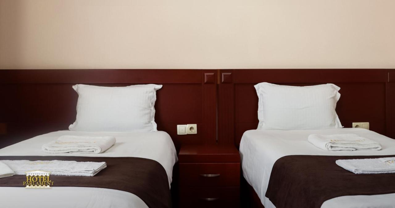 Hotel Parlament Pristina Buitenkant foto