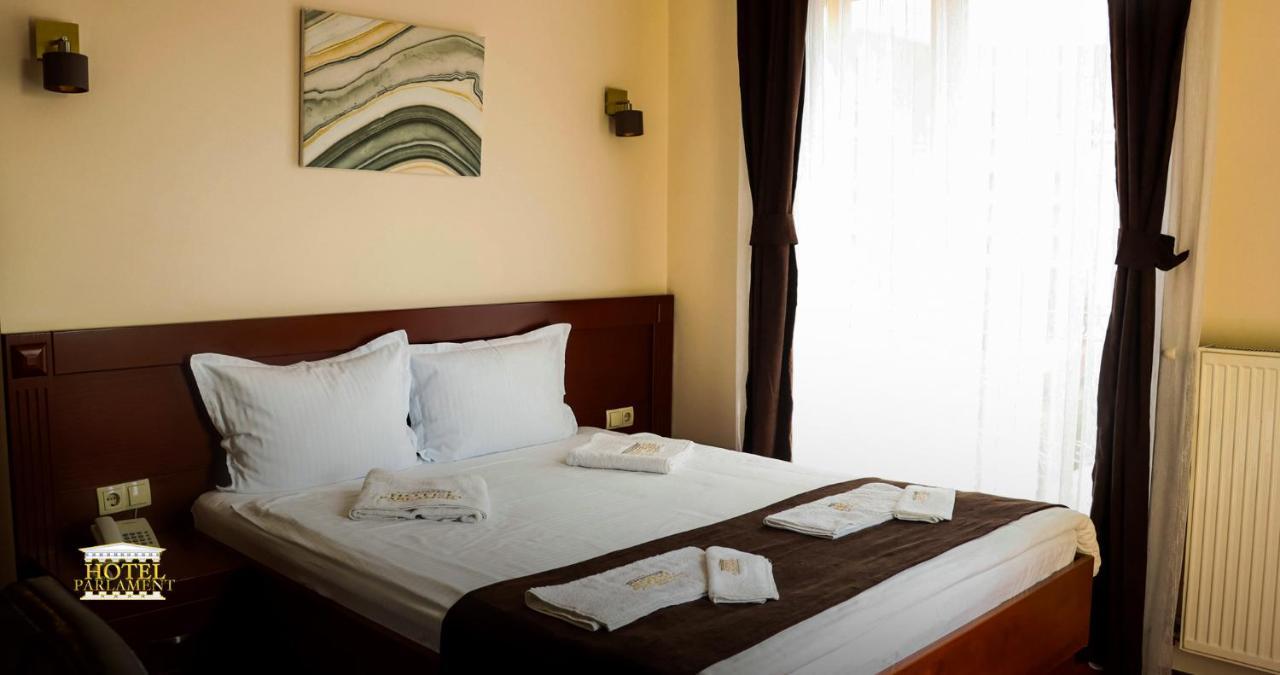 Hotel Parlament Pristina Buitenkant foto