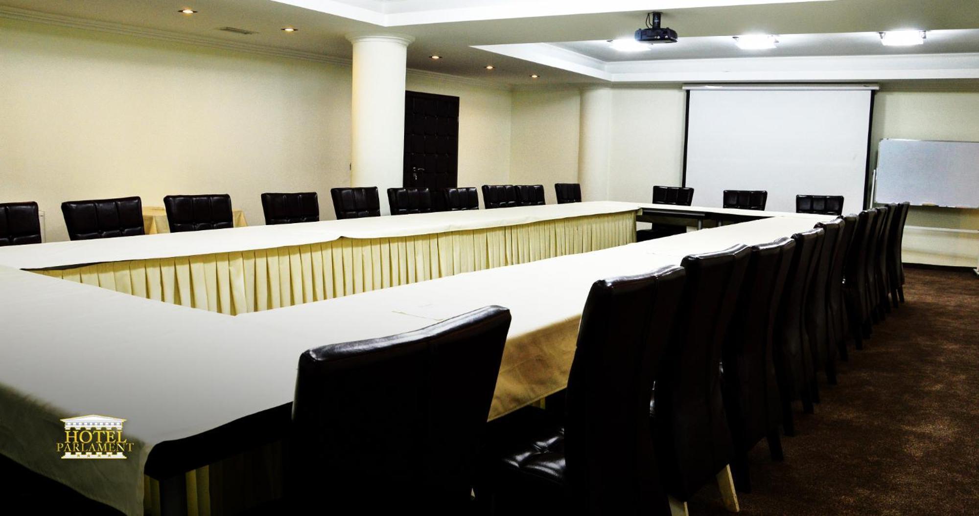 Hotel Parlament Pristina Buitenkant foto