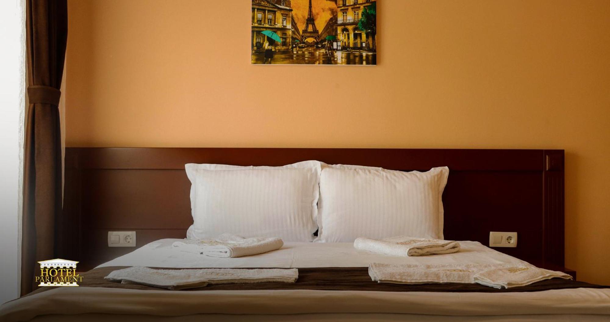 Hotel Parlament Pristina Buitenkant foto