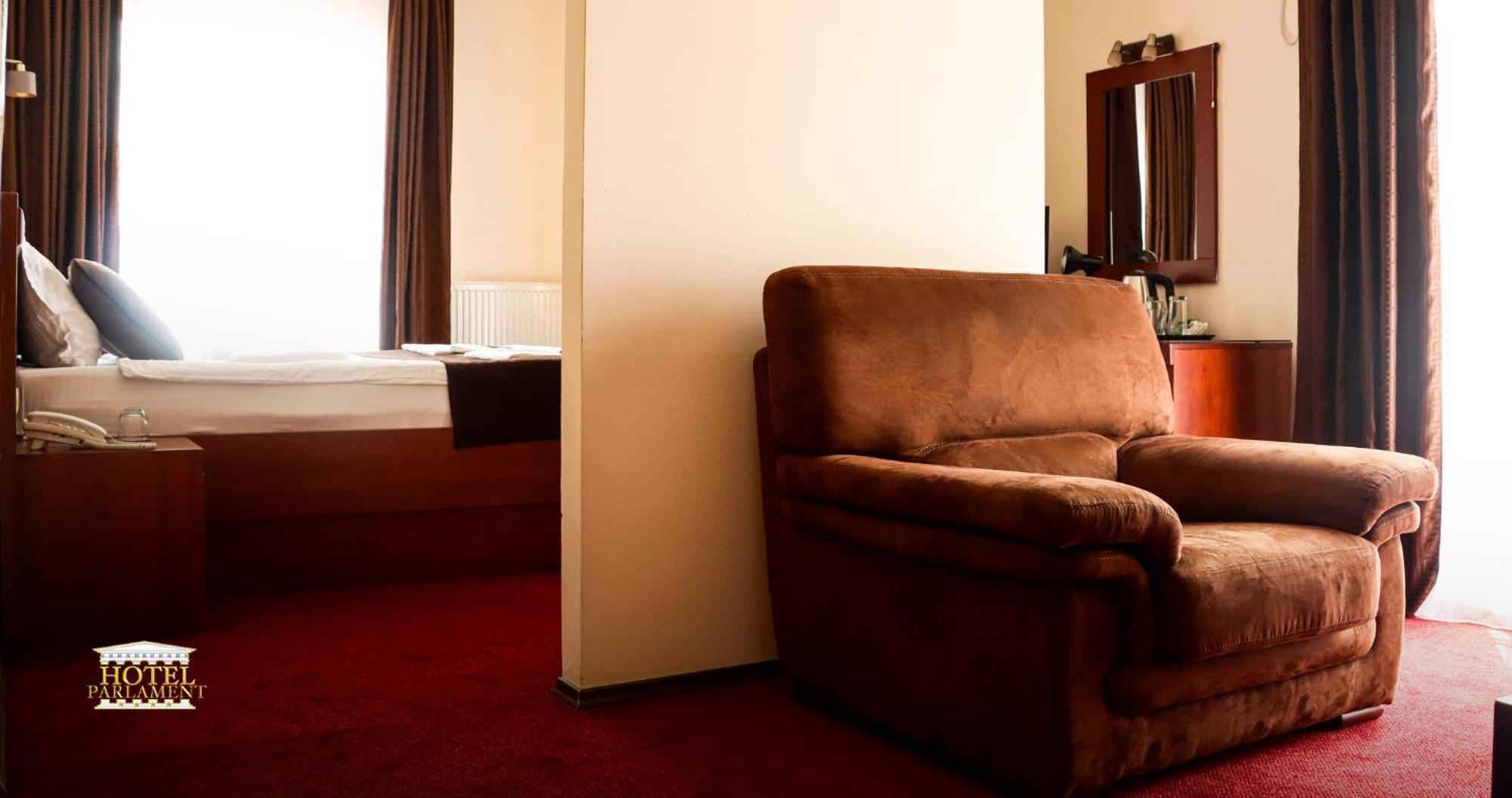 Hotel Parlament Pristina Buitenkant foto
