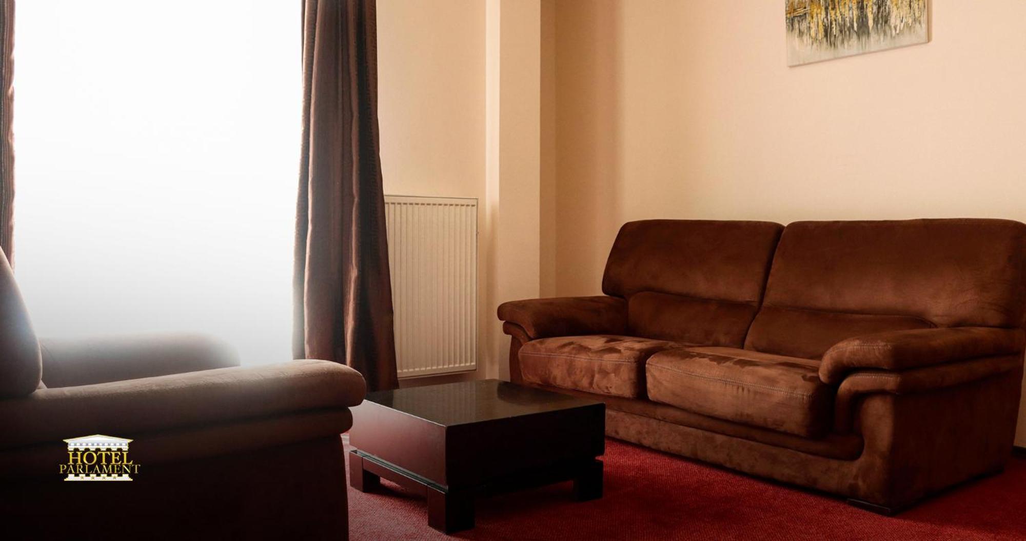Hotel Parlament Pristina Buitenkant foto