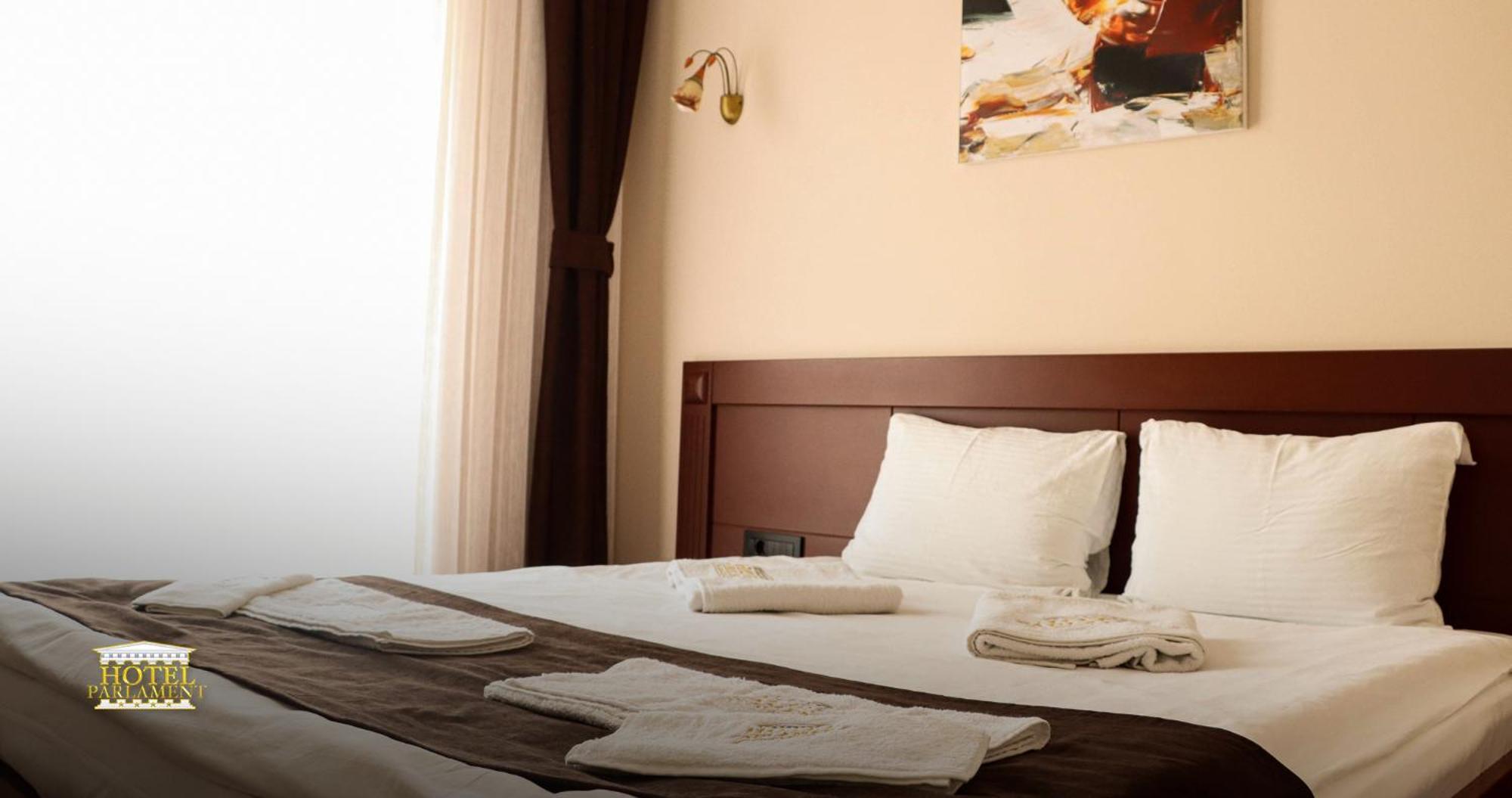 Hotel Parlament Pristina Buitenkant foto