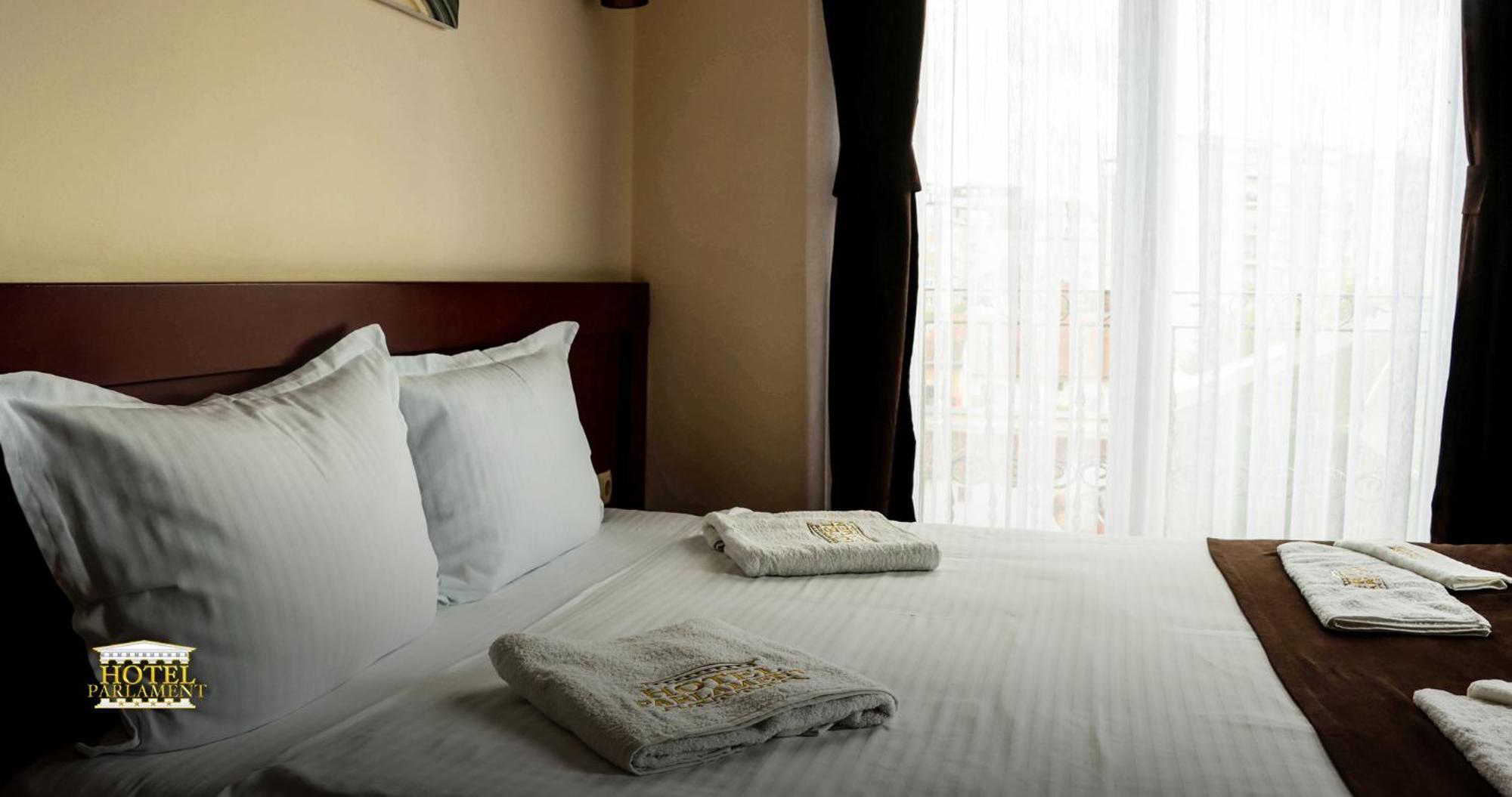 Hotel Parlament Pristina Buitenkant foto