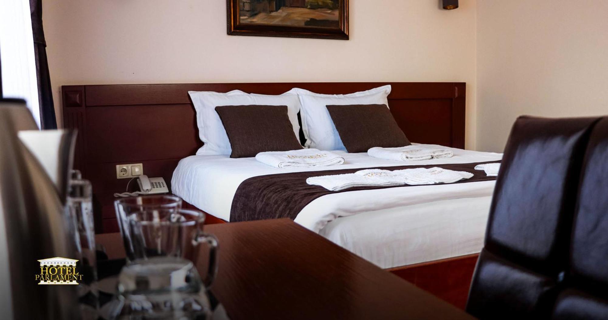 Hotel Parlament Pristina Buitenkant foto