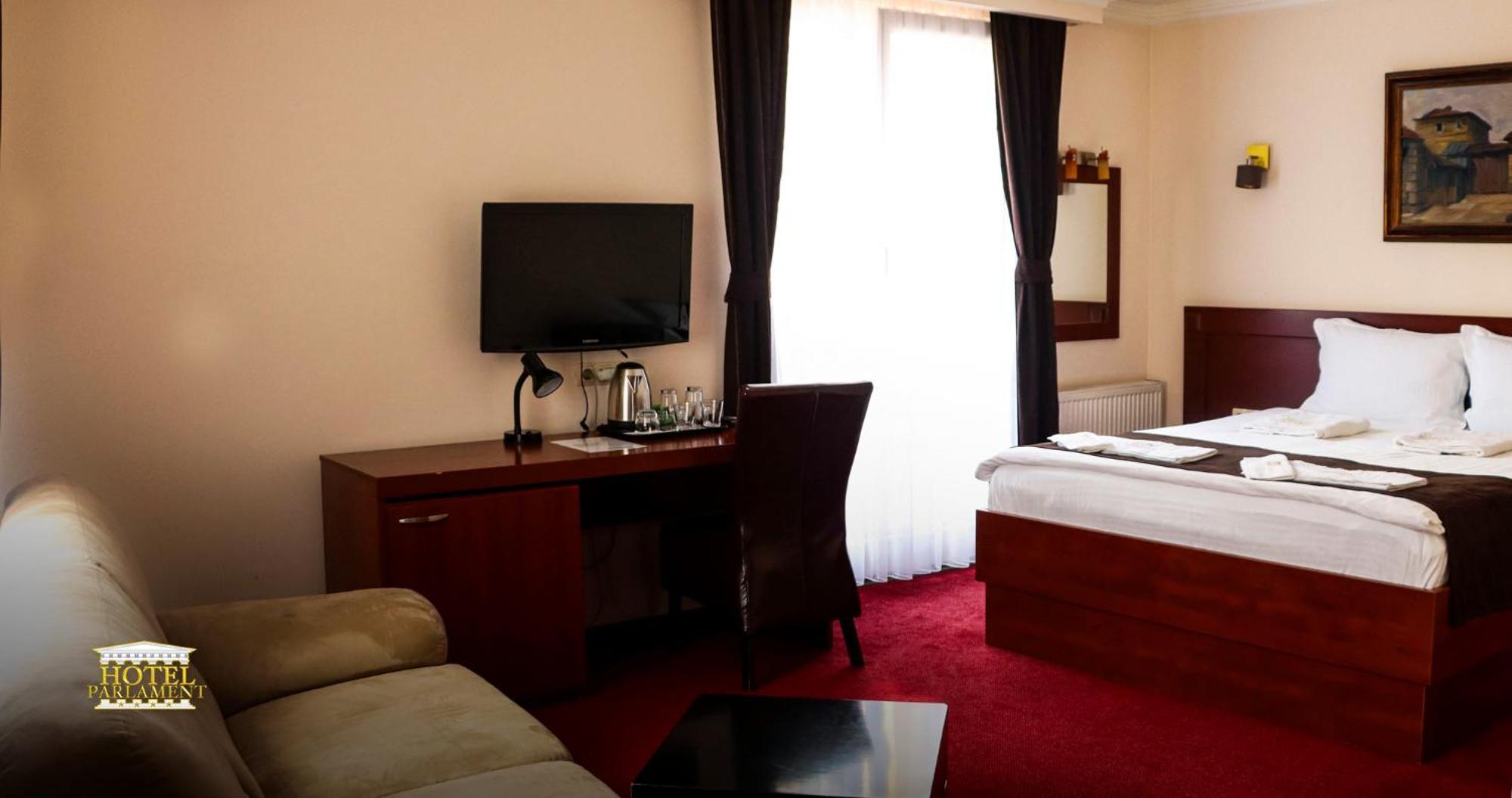 Hotel Parlament Pristina Buitenkant foto