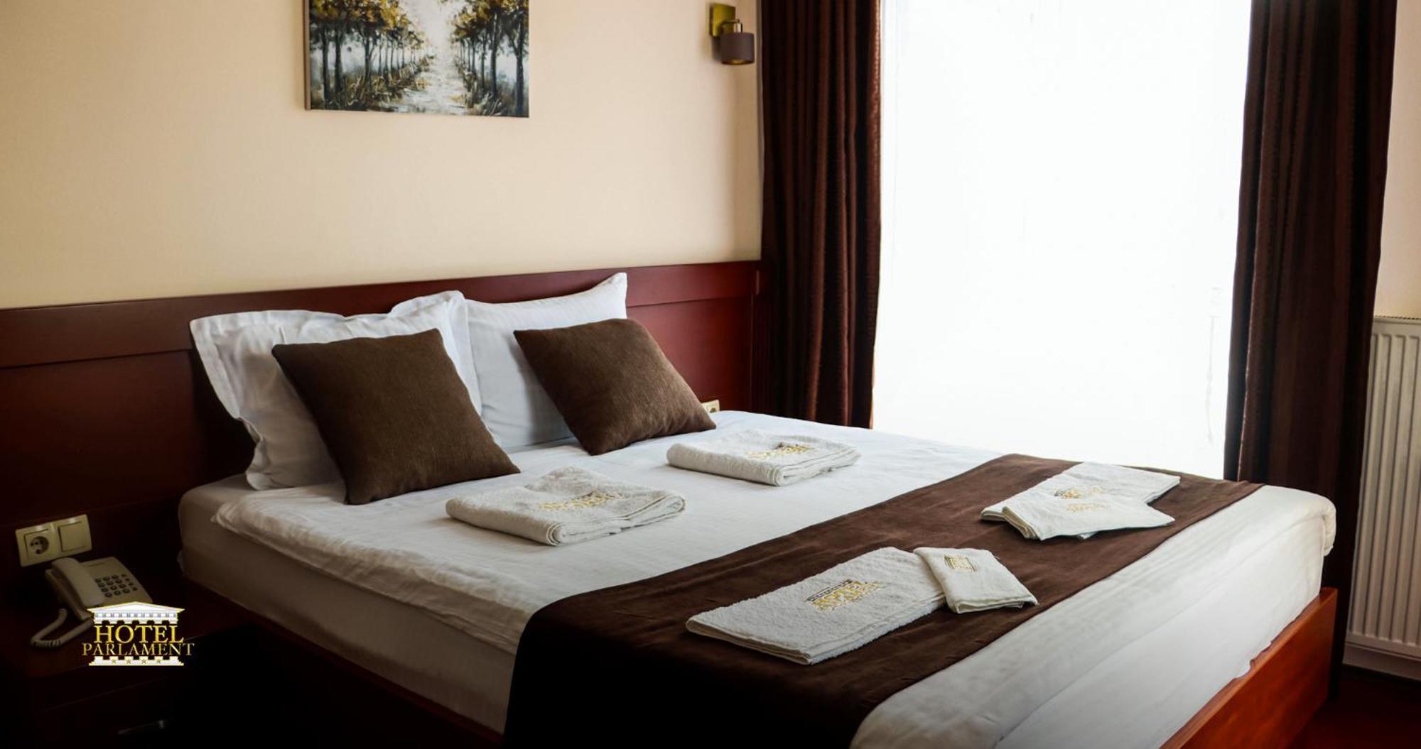Hotel Parlament Pristina Buitenkant foto