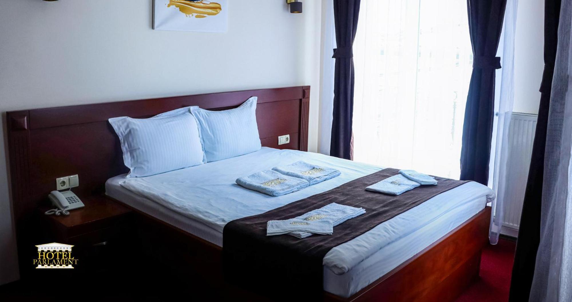 Hotel Parlament Pristina Buitenkant foto