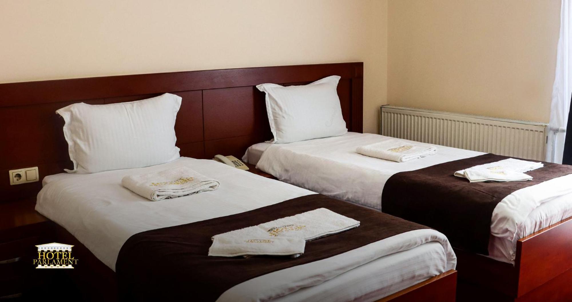 Hotel Parlament Pristina Buitenkant foto