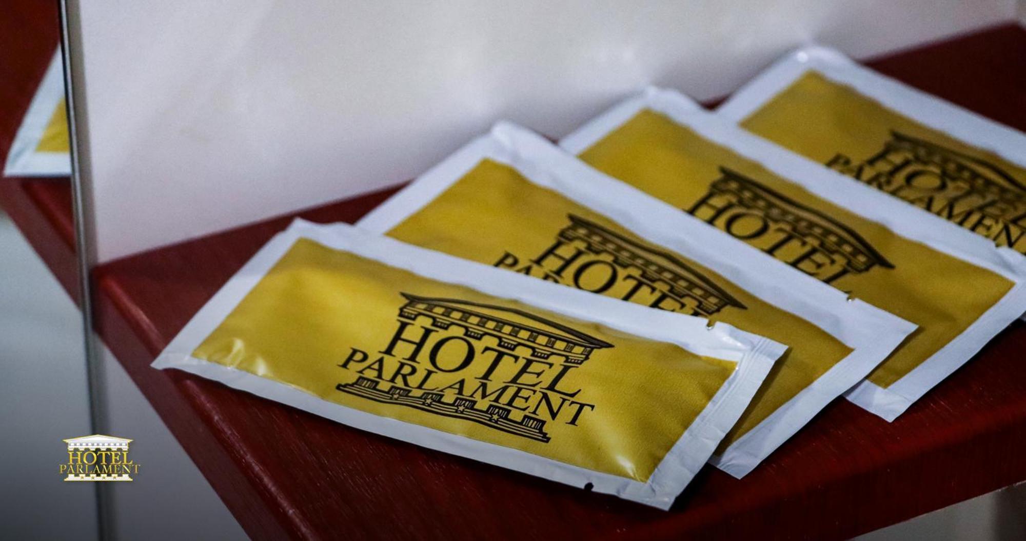 Hotel Parlament Pristina Buitenkant foto