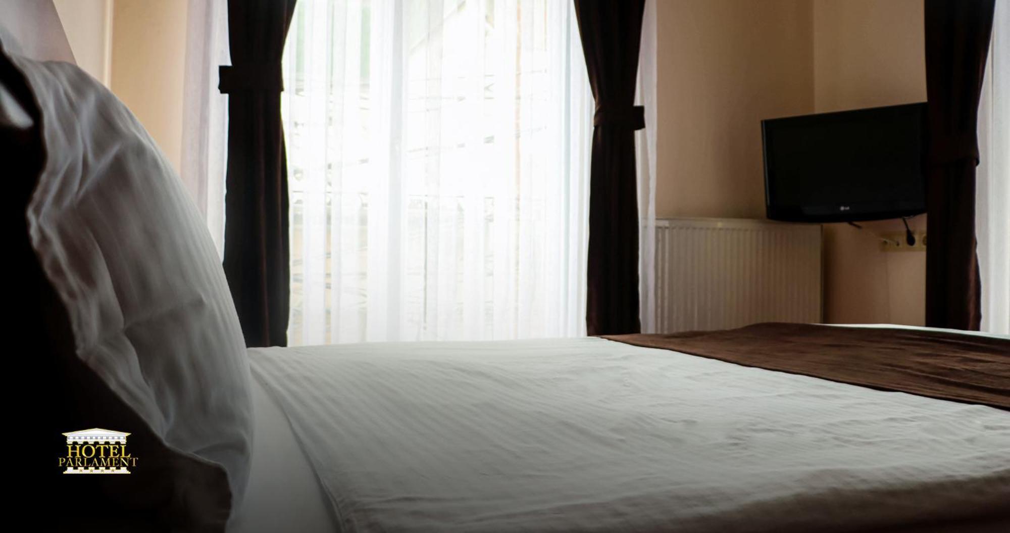 Hotel Parlament Pristina Buitenkant foto