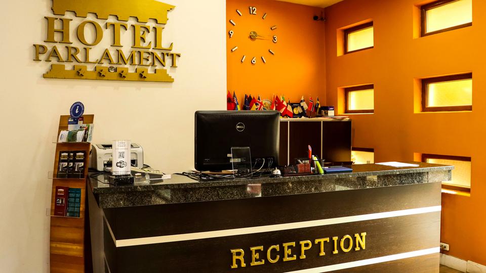 Hotel Parlament Pristina Buitenkant foto