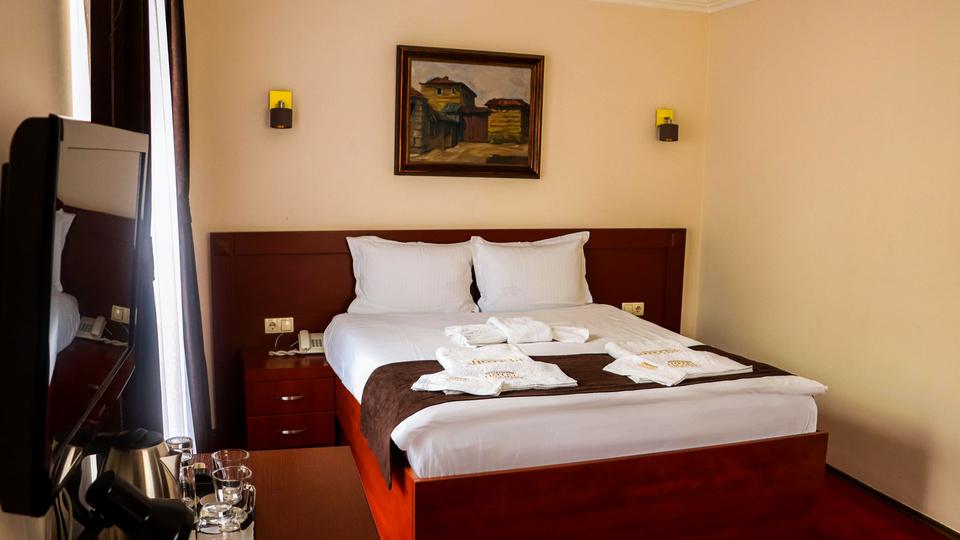 Hotel Parlament Pristina Buitenkant foto