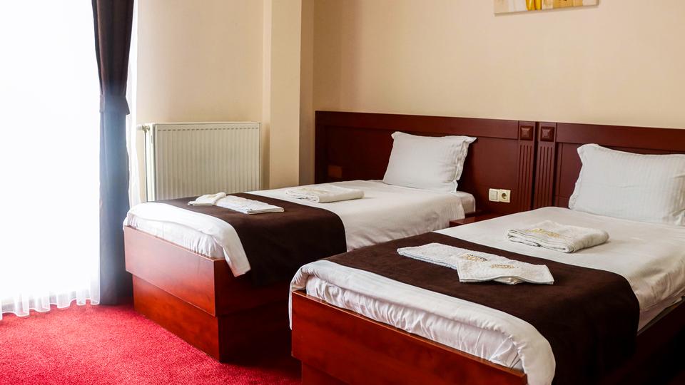 Hotel Parlament Pristina Buitenkant foto