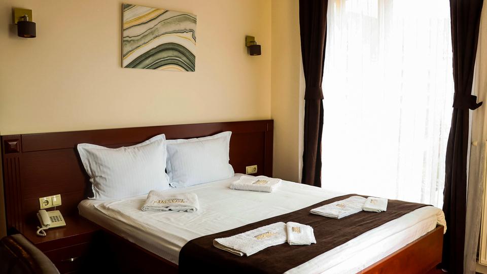 Hotel Parlament Pristina Buitenkant foto