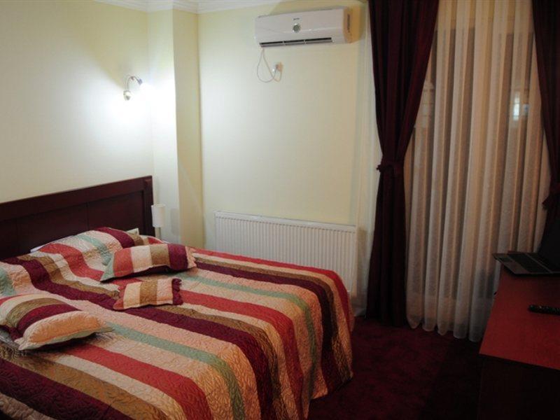 Hotel Parlament Pristina Kamer foto