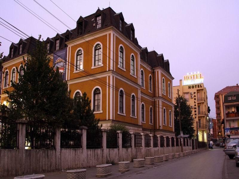 Hotel Parlament Pristina Buitenkant foto