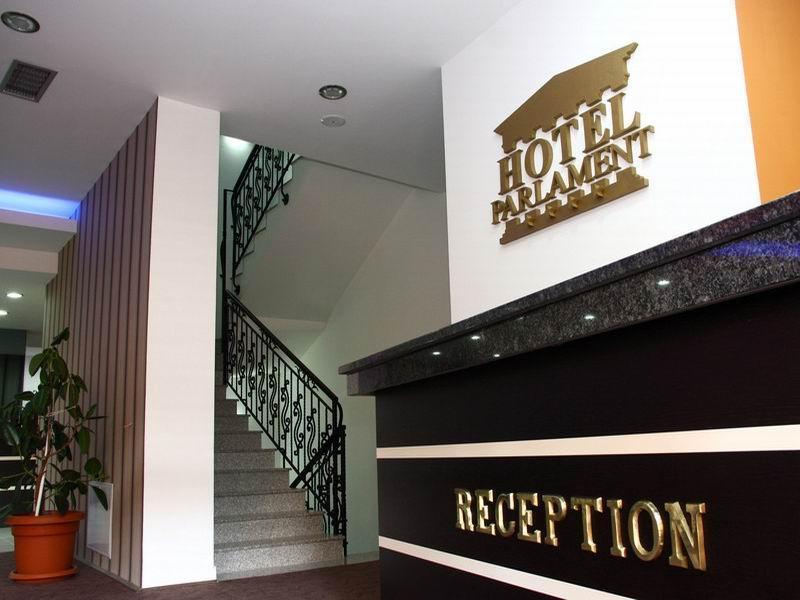 Hotel Parlament Pristina Buitenkant foto