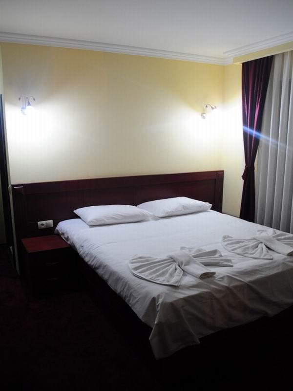 Hotel Parlament Pristina Buitenkant foto